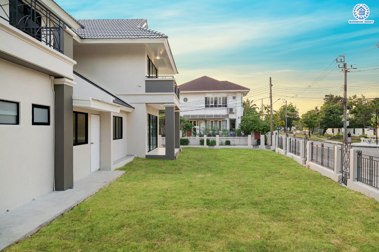 คฤหาสน์มือสองตกแต่งใหม่ โครงการ บ้านภาณุ ปิ่นเกล้า-บรมราชชนนี เนื้อที่ 142.7 ตร.ว. ฟังก์ชันจัดเต็ม 5 ห้องนอน 6 ห้องน้ำ 1 ห้องแม่บ้าน จอดรถได้ 4 คัน บนพื้นที่ใช้สอยเกือบ 451.5 ตร.ม. พร้อมพื้นที่สีเขียวสนามหญ้ากว้างขวาง ตอบโจทย์ครอบครัวใหญ่ บนทำเลศักยภาพ เชื่อมต่อทั้งถนนกาญจนาภิเษก และทางคู่ขนานลอยฟ้าบรมราชชนนี ใกล้ ม.มหิดล, สถานีขนส่งสายใต้ใหม่ และเซ็นทรัลปิ่นเกล้า